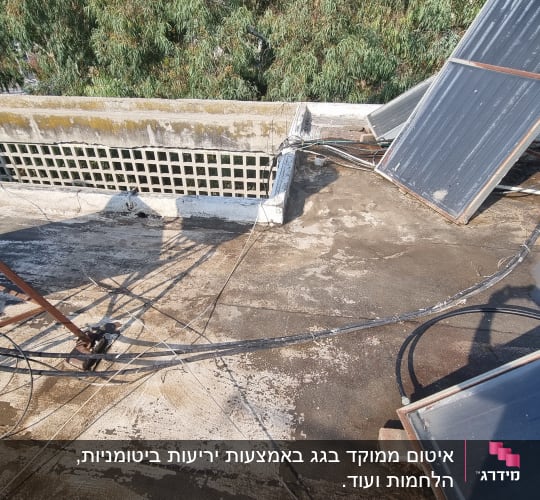 גג עם לוחות סולאריים וכבלים חשמליים